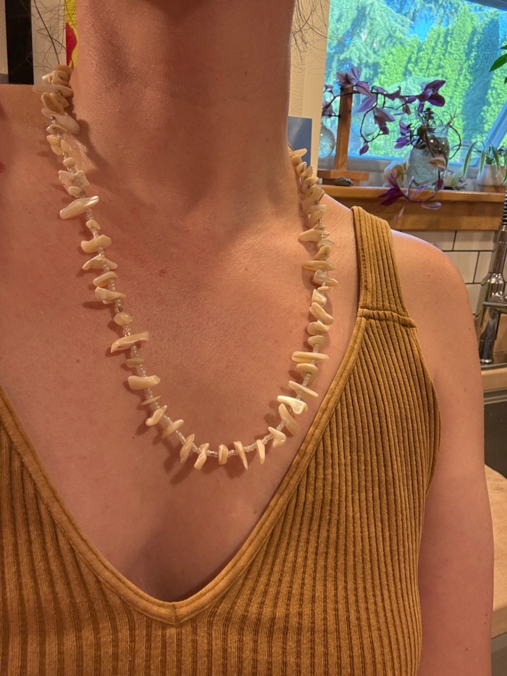 Beige Shell Chip Necklace - Women Jewelry - Picture 4 of 4